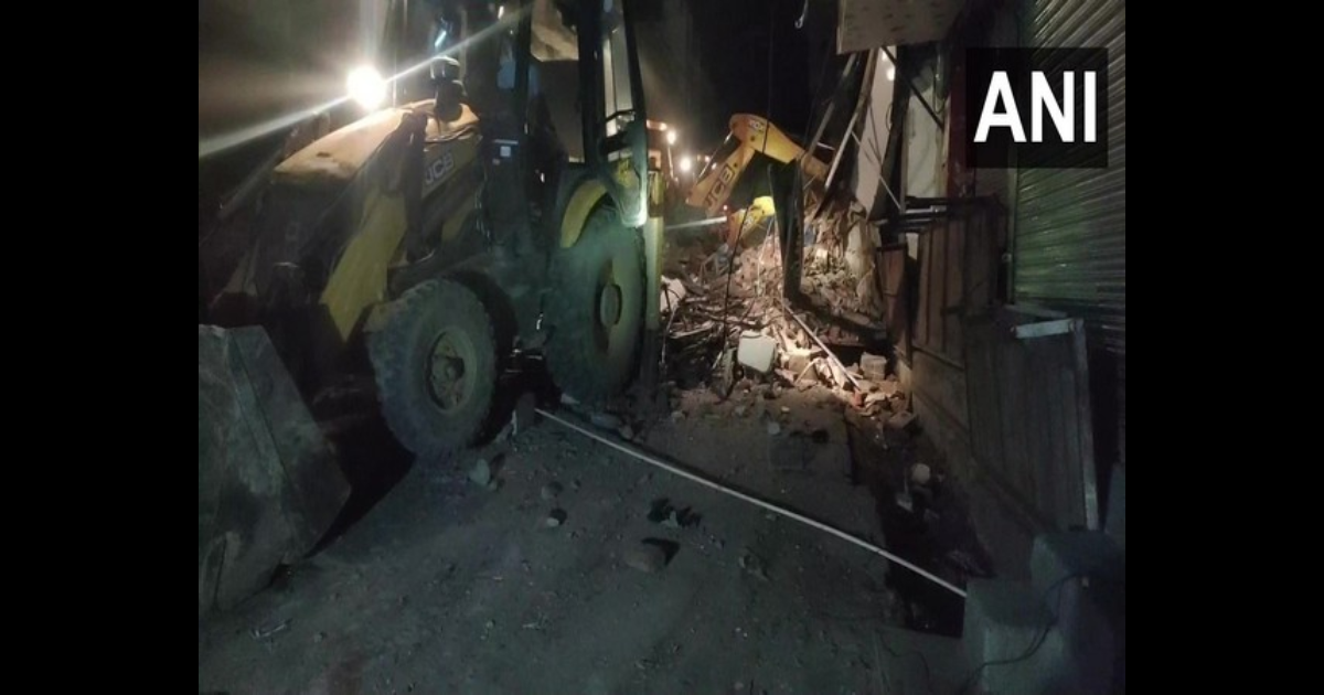 UP: 4 injured after building roof collapses in Aligarh